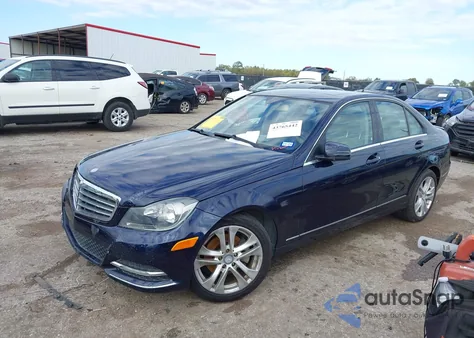 2012 Mercedes-Benz C 300 Luxury 4Matic z USA, uszkodzony, nr VIN WDDGF8BB7CR225483